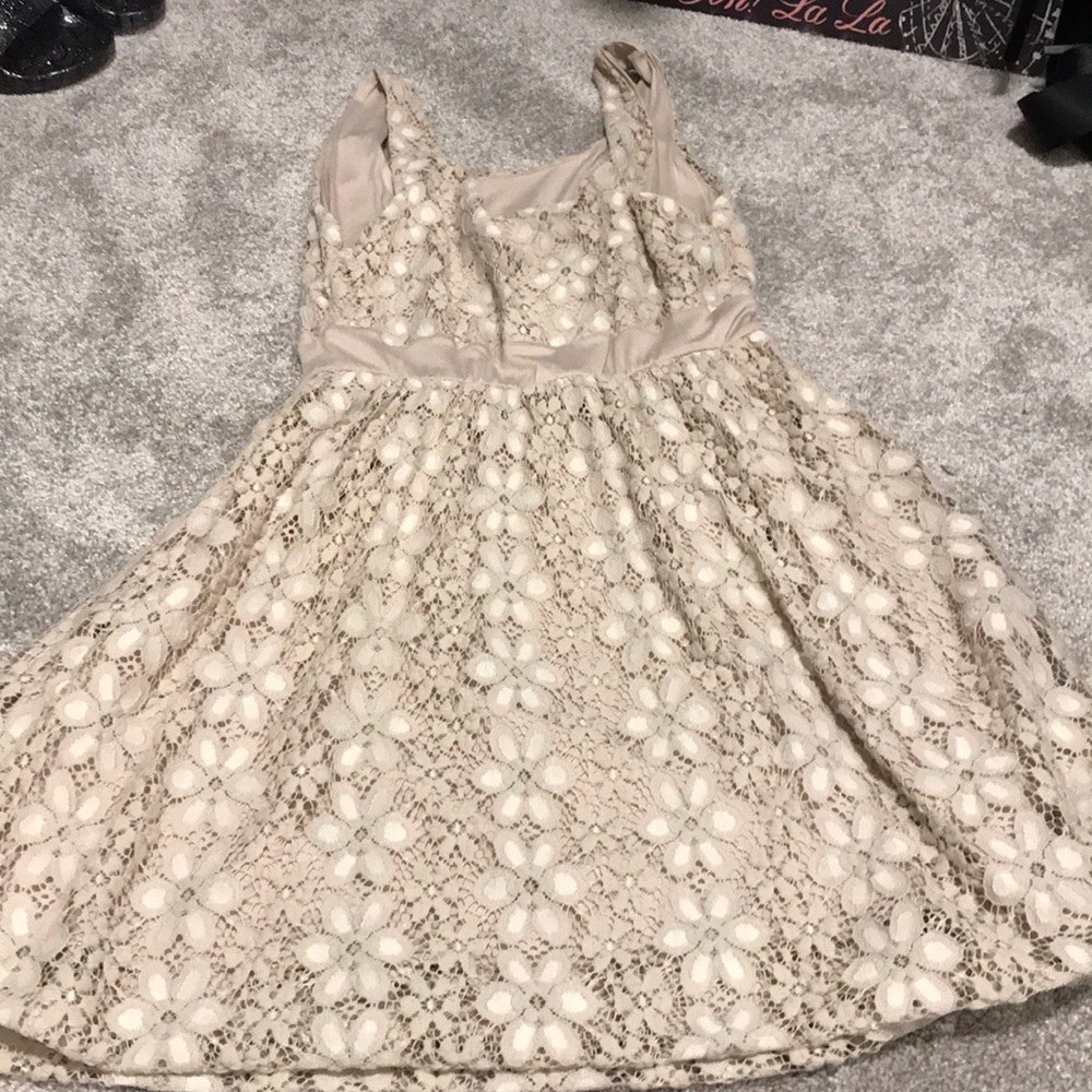 Lace dress - Picture 4 of 4